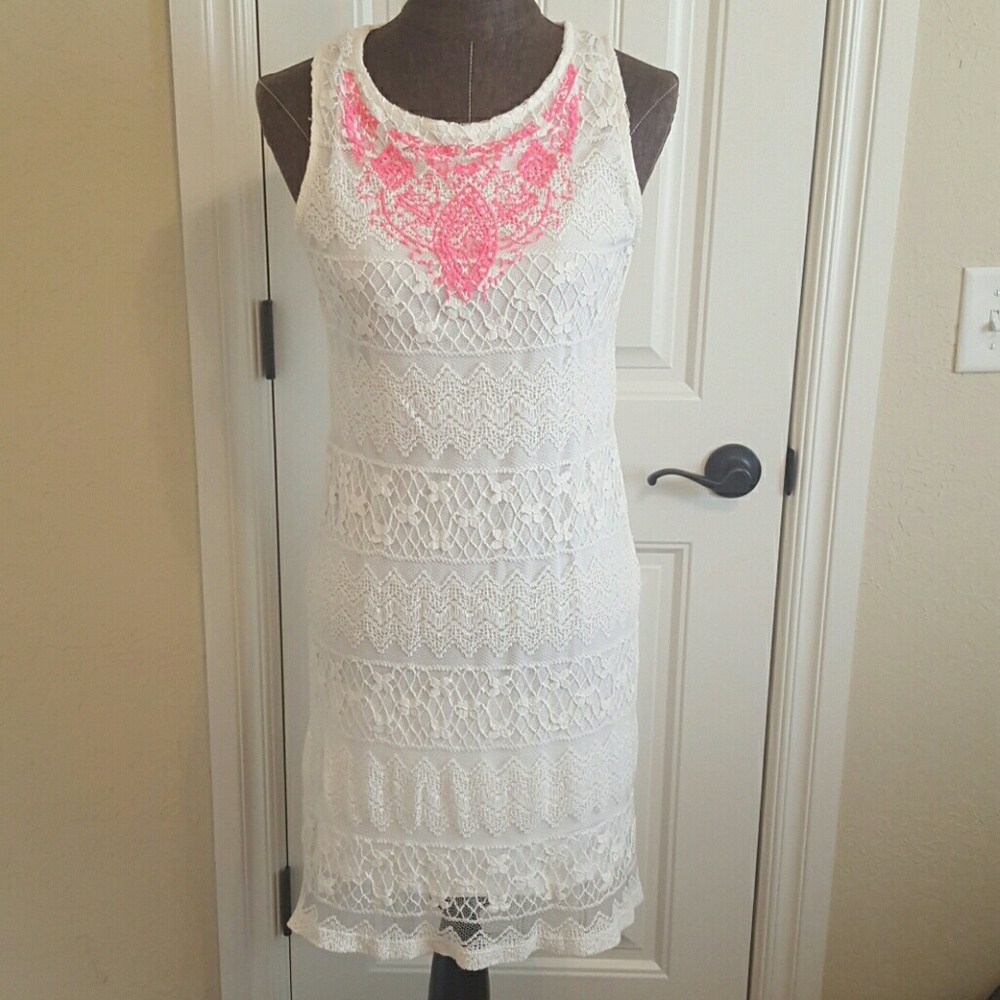 [Xhiliration] white lace  dress. With hot pink